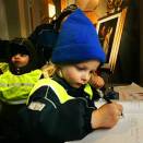 Mange små og store var møtt fram for å skrive i gratulasjonsprotokollen - her barn fra Hegdehaugen barnehage (Foto: Lise Åserud, Scanpix)